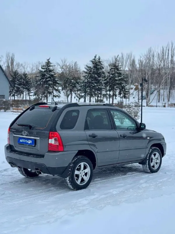 🗻 Kia sportage

💰Цена: 970 000р
🏢Город: мариуполь
📅Год выпуска: 2010
🧾Пробег: 207 735 км.
⚙️Двигатель: 2.0
⛽Топливо: бензин
⚙️Кпп: механика

📞 Телефон:

+7-949-727-41-51
+7-989-263-55-56
+7-949-551-91-52

💾 Описание:

Sportage - безусловный лидер среди паркетников на российском рынке. Бензиновый двигатель g4gc объёмом 2.0 литра в паре с механической коробкой и переднеприводной компоновкой не имеет заводских недостатков, надежный, неприхотливый и дешевый в обслуживании как и весь автомобиль.

✔️Кузов в родной краске 100%
✔️Один владелец, птс оригинал
✔️Южная эксплуатация
✔️Техническая часть на 5+

Двигатель работает ровно без расхода масла, мкпп без нареканий, ходовая сбитая.

Отличная комплектация:

Кондиционер❄️ (холодит отлично), полный электропакет, птф, abs, airbag, гур, красивые литые диски на новой зимней резине.

Улица шевченко 269

🏦 Возможна продажа в кредит по двум документам. - фотография - 6