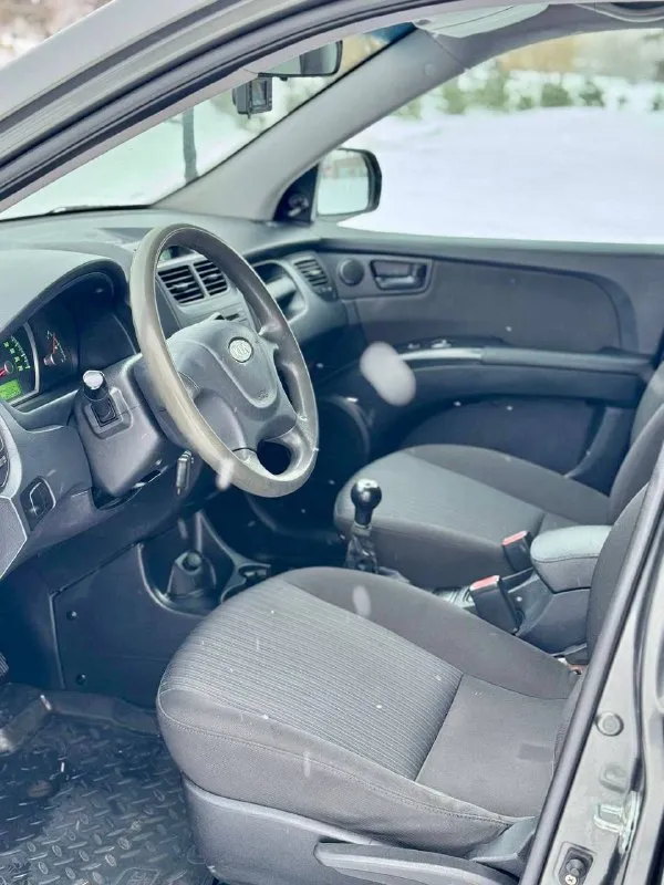 🗻 Kia sportage

💰Цена: 970 000р
🏢Город: мариуполь
📅Год выпуска: 2010
🧾Пробег: 207 735 км.
⚙️Двигатель: 2.0
⛽Топливо: бензин
⚙️Кпп: механика

📞 Телефон:

+7-949-727-41-51
+7-989-263-55-56
+7-949-551-91-52

💾 Описание:

Sportage - безусловный лидер среди паркетников на российском рынке. Бензиновый двигатель g4gc объёмом 2.0 литра в паре с механической коробкой и переднеприводной компоновкой не имеет заводских недостатков, надежный, неприхотливый и дешевый в обслуживании как и весь автомобиль.

✔️Кузов в родной краске 100%
✔️Один владелец, птс оригинал
✔️Южная эксплуатация
✔️Техническая часть на 5+

Двигатель работает ровно без расхода масла, мкпп без нареканий, ходовая сбитая.

Отличная комплектация:

Кондиционер❄️ (холодит отлично), полный электропакет, птф, abs, airbag, гур, красивые литые диски на новой зимней резине.

Улица шевченко 269

🏦 Возможна продажа в кредит по двум документам. - фотография - 9