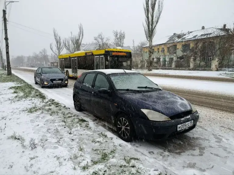 Продам ford фокус первого поколения 2004г,   надёжный автомобиль за небольшие деньги 230000₽, двигатель работает ровно коробка не питается и не выбивает передачи включаются мягко, салон на твердую четверку, кузовом нужно заниматься подгнил порог в  районе задней правой двери, нужно  заменить переднее правое крыло цена вопроса +-3000₽. Из нового заменена рулевая рейка, обслужена  топливная система, заменены тормозные трубки на заднем тормозном  контуре на медные, заменен бензонасос и фильтр, установили б/у крыло и капот  так как родные сгнили. Машина не новая есть куда приложить руки (обмен не интересен, торг разумный у капота ) подробная информация по запросу. Телефон для связи +79498101578
+79498437791
📲 Tg: @dimasss454
📞 Звоните: +7(949)8101578 - фотография - 2