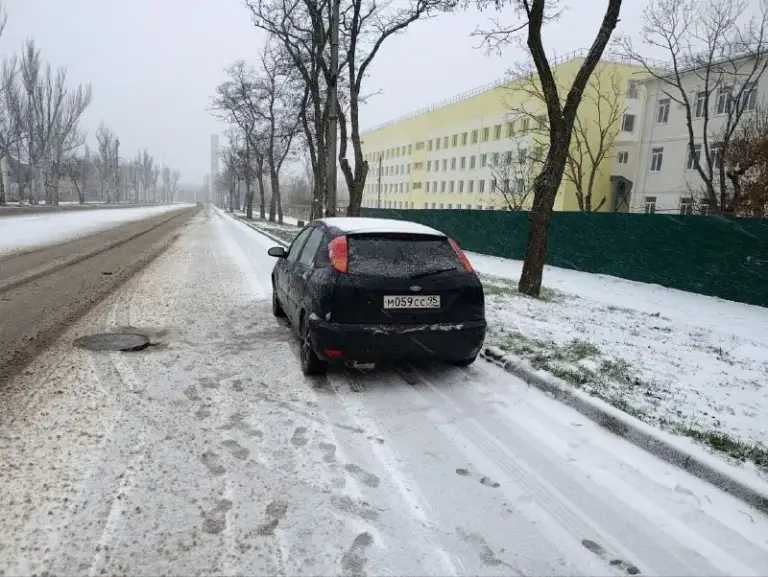 Продам ford фокус первого поколения 2004г,   надёжный автомобиль за небольшие деньги 230000₽, двигатель работает ровно коробка не питается и не выбивает передачи включаются мягко, салон на твердую четверку, кузовом нужно заниматься подгнил порог в  районе задней правой двери, нужно  заменить переднее правое крыло цена вопроса +-3000₽. Из нового заменена рулевая рейка, обслужена  топливная система, заменены тормозные трубки на заднем тормозном  контуре на медные, заменен бензонасос и фильтр, установили б/у крыло и капот  так как родные сгнили. Машина не новая есть куда приложить руки (обмен не интересен, торг разумный у капота ) подробная информация по запросу. Телефон для связи +79498101578
+79498437791
📲 Tg: @dimasss454
📞 Звоните: +7(949)8101578 - фотография - 3