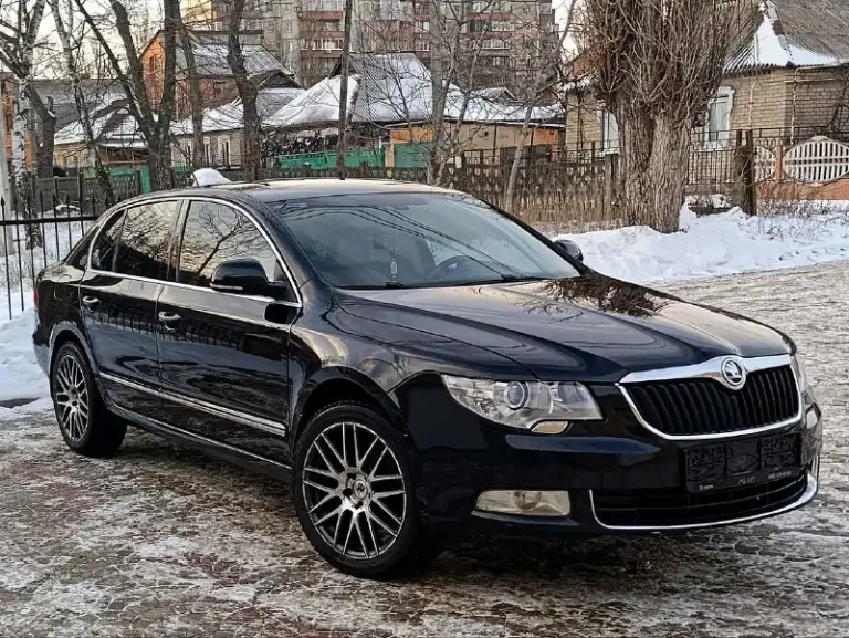 Продам skoda superb 2
В красивом состоянии.
Два владельца за всю историю.
2010 Года выпуска.
1.8 Т бензин
Без масложора без дыма и прочего!
Пробег 226т. Км
Вложений автомобиль не требует.
Состояние автомобиля такое же как на фото!
Авто оснащёно богатой  комплектацией: полный электро пакет, кожа.
Эл. Сидения, эл. Зеркала, складывание зеркал, мульти руль, двух зонный климат контроль, дотяжки багажника, подогрев всех сидений, адаптированная оптика,
Хорошая акустика, и много другого. .
Диски р18 новая зимняя резина. В автомобиле работает абсолютно всё без нареканий.  
Просторный и комфортабельный авто👍
С документами порядок.
Любое переоформление.
Находится в донецке
Цена 885.000 тр торг на месте ✅
Моб +79494494164
            +79494484540
📲 Tg: 😎♠️
📞 Звоните: +7(949)4494164 - фотография - 1