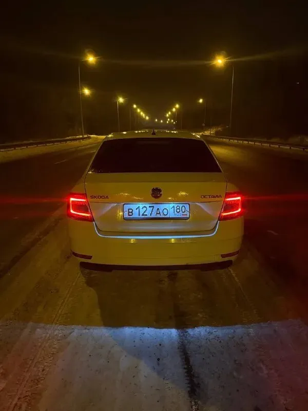 Продам skoda octavia a7 mk3 2017 г. В. Мотор 1.6 110 л/с. На самом надежном и экономичном моторе. Расход по трассе 6 литров. Мотор и коробка без нареканий. Пробег 215.000 км. Новая зимняя резина. По комплектации: передние стеклоподъемники, abs, esp, кондиционер, подогрев передних сидений, установлен руль с более богатой комплектации нужно активировать (большие очереди у хороших электриков), автозапуск. По машине много чего сделано за последнее время. Ходовая часть перебиралась в конце октября. Из последнего: 27.12.25 замена помпы, ремня, термостатов. 12.01.26 замена передних сайлетблоков, передних ступичных подшипников. 19.01.26 замена всех топливных форсунок. Также выполнен пересвет всех кнопок. Я хозяин. Машина в достойном состоянии. Остальные вопросы по телефону +79497061016. Цена:1.300.000+торг. Любые проверки на любых сто.
📞 Звоните: +7(949)7061016 - фотография - 1