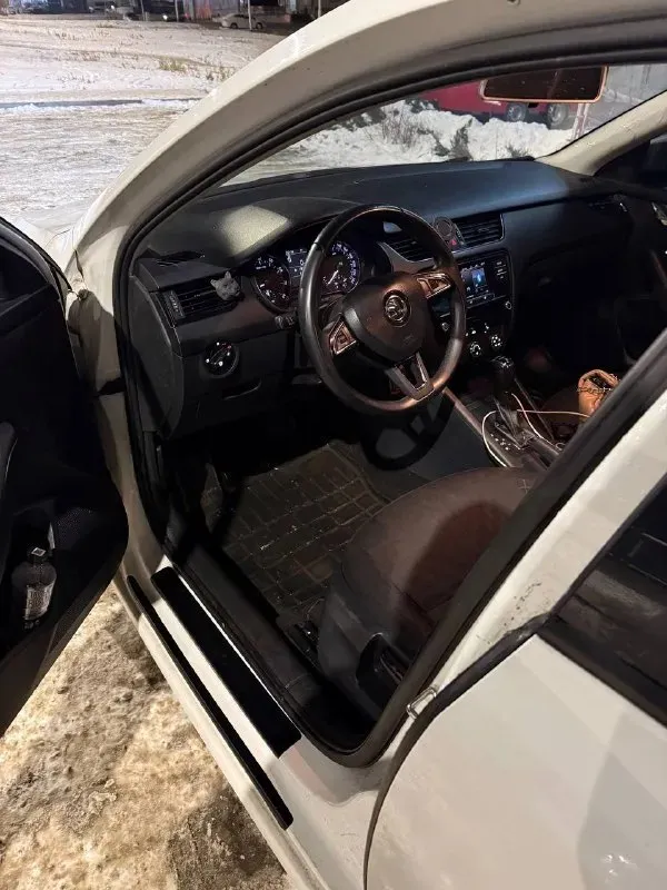 Продам skoda octavia a7 mk3 2017 г. В. Мотор 1.6 110 л/с. На самом надежном и экономичном моторе. Расход по трассе 6 литров. Мотор и коробка без нареканий. Пробег 215.000 км. Новая зимняя резина. По комплектации: передние стеклоподъемники, abs, esp, кондиционер, подогрев передних сидений, установлен руль с более богатой комплектации нужно активировать (большие очереди у хороших электриков), автозапуск. По машине много чего сделано за последнее время. Ходовая часть перебиралась в конце октября. Из последнего: 27.12.25 замена помпы, ремня, термостатов. 12.01.26 замена передних сайлетблоков, передних ступичных подшипников. 19.01.26 замена всех топливных форсунок. Также выполнен пересвет всех кнопок. Я хозяин. Машина в достойном состоянии. Остальные вопросы по телефону +79497061016. Цена:1.300.000+торг. Любые проверки на любых сто.
📞 Звоните: +7(949)7061016 - фотография - 2