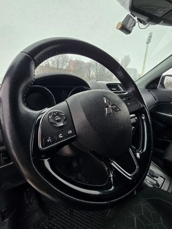Продаю автомобиль mitsubishi outlander sport (американский аналог asx), 11. 2019 год.
• ​Внешний вид: насыщенный синий цвет, который отлично смотрится в любую погоду. Состояние кузова — как на фото.
• ​Салон: ухоженный интерьер. В салоне установлена современная мультимедиа с большим экраном.
• ​Практичность: вместительный багажник задний ряд сидений легко складывается в ровный пол.
• Двигатель/кпп: атмосферный мотор 2.0 л (155 л. С. ).
Работает идеально, масло менялось строго по регламенту.
• Привод: подключаемый полный привод.
• Трансмиссия: надежный вариатор (cvt) от компании jatco. Работает плавно, без рывков.
• ​Техническое состояние:обслуживание проводилось вовремя. Руль и органы управления не затерты, что подтверждает бережную эксплуатацию.
• Пробег: 160 000 км.
Автомобиль полностью обслужен и готов к любым проверкам.
Машина на ходу каждый день, вложений не требует. Продажа от собственника.
Цена: 1800000
Разумный торг возможен у капота
+79493673496
📲 Tg: @pxoenixdnr
📞 Звоните: +7(949)3673496 - фотография - 3