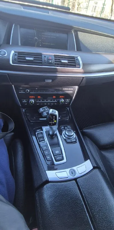 Продам bmw 5-series gran turismo (f07)2012г. В
В заводском окрасе !!! Без подкрасов !
На полном приводе xdrive (4wd). ,
С оригинальным пробегом 227т. Км
Двигатель 3.0 бензин,
8-Ступенчатый автомат steptronic,
— Это уникальный пятиместный лифтбэк бизнес-класса, сочетающий черты седана, универсала и кроссовера с кузовом типа «флисхэк» (пять дверей), предлагающий просторный салон, высокий уровень комфорта и большой багажник, благодаря двустворчатой крышке, доступный с мощными бензиновым. Автомобиль в родном окрасе, включая бампера. Родной пробег. .по комплектации - доводчики дверей, сиденья с ломающимися спинками и вентиляцией, музыка logic 7, круговой обзор.
Обслуживал машину как полагается, замена масла каждые 5-6 тыс, система охлаждении поддерживалась в чистоте. Только сотый бензин. Автомобиль полностью сухой снизу: мотор, коробка, редуктора, система охлаждения. Двигатель, коробка работают без нареканий, сохранилась часть истории обслуживания и сервисные книжки. Стойки
📞 Звоните: +7(959)2753142 - фотография - 4