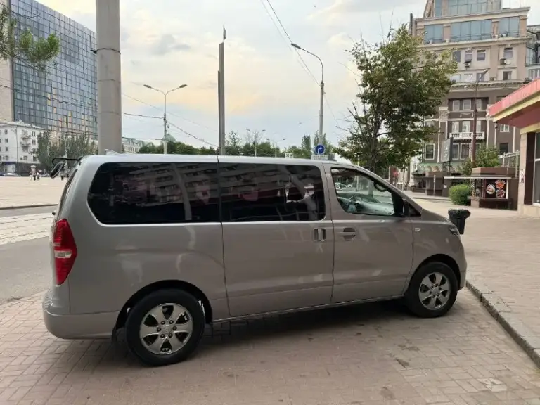 🔥 Hyundai grand starex 2018 4wd 2.5л(175 л. С)
Категория b 8+1
В отличном состоянии!
2 Ключа
Пробег 113.000,переодически выезжаю на нём
2 Комплекта колес, третий всесезонка на докат
Во владении с января 2024,то по регламенту!
Топливный фильтр оригинал замена каждые 8.000 км
Мосты, раздатка, коробка обслужены своевременно 🫡
По ходовке проблем нет!
Прошел то (замена масла двс, частичная, все фильтра+новый насос гур)❗️
Перед нг отшиты егр и вся экология на сервисе г. Донецк
Я единственный владелец, осмотр центр донецка
Цена 3.450.000,торг будет
+79495582283
📲 Tg: @tyttopreklama
📞 Звоните: +7(949)5582283 - фотография - 1