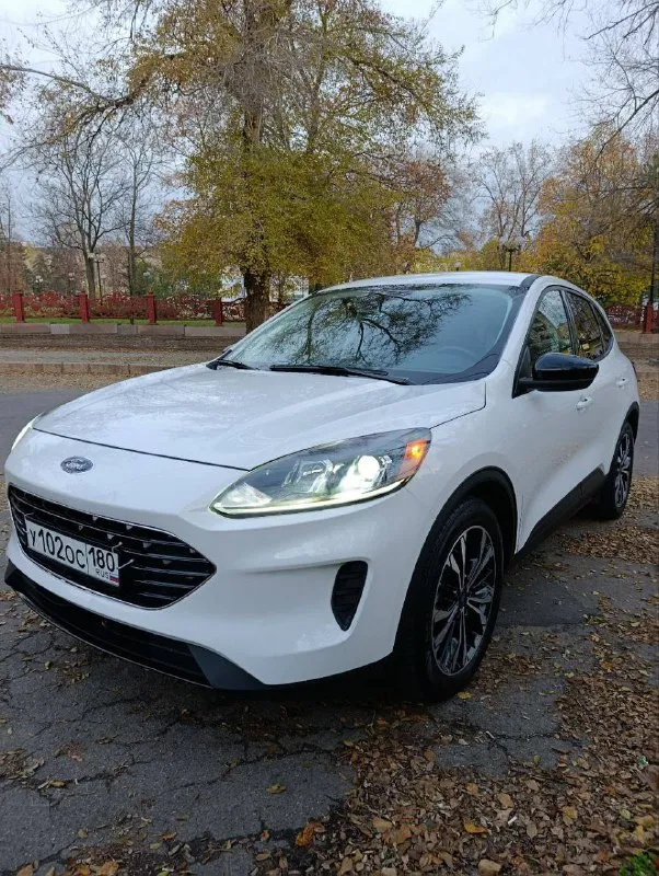 Продаю собственный автомобиль ford escape 2021

Двигатель 1.5 турбо (бензин) 180 л. С.
Акпп 8 ступенчатый гидроавтомат от форд 8f24

Пробег 37,000 км

Расход топлива в смешанном цикле составляет около 10+- литров на 100 километров. Клиренс 20 см.

Ford escape оснащен всеми необходимыми системами безопасности и комфорта. В частности, в автомобиле установлены системы abs и esp, а также фронтальные и боковые подушки безопасности для водителя и переднего пассажира, а также для пассажиров сзади сбоку. Также автомобиль оборудован кондиционером, мультимедийной системой с сенсорным экраном и возможностью подключения смартфонов через bluetooth (carplay). Кроме того, есть камера заднего вида, которая облегчает парковку в условиях города. Дополнительно установлен видеорегистратор.

Салон автомобиля выполнен из высококачественных материалов, что создает приятную атмосферу внутри. Сиденья удобны и эргономичны, благодаря чему даже длительные поездки будут проходить с комфортом. Диски r19 лето и r18 зима. Оба комплекты резины и дисков новые.

Тормоза дисковые передние и задние. Заводится с кнопки старт-стоп, бесключевой доступ, камера заднего вида с динамической разметкой и парктрониками, датчики давления шин, система старт-стоп, помощник при трогание в гору, carplay (русифицированная навигация), новый комплект шин, круиз контроль, удержание в полосе, адаптированный свет, климат контроль двухзонный, выбор режима езды.

Автомобиль прошел все необходимые технические осмотры и готов к эксплуатации без каких-либо проблем.

Один хозяин, электронный птс

Нет штрафов, и запретов ✅

Цена 2,000,000 рублей❗️❗️❗️ + комплект зимней резины с r18 дисками в подарок (при желании можете сохранить номер)

+79494185917 - Алексей - фотография - 2