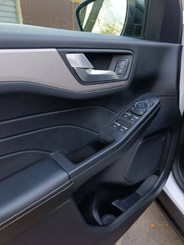 Продаю собственный автомобиль ford escape 2021

Двигатель 1.5 турбо (бензин) 180 л. С.
Акпп 8 ступенчатый гидроавтомат от форд 8f24

Пробег 37,000 км

Расход топлива в смешанном цикле составляет около 10+- литров на 100 километров. Клиренс 20 см.

Ford escape оснащен всеми необходимыми системами безопасности и комфорта. В частности, в автомобиле установлены системы abs и esp, а также фронтальные и боковые подушки безопасности для водителя и переднего пассажира, а также для пассажиров сзади сбоку. Также автомобиль оборудован кондиционером, мультимедийной системой с сенсорным экраном и возможностью подключения смартфонов через bluetooth (carplay). Кроме того, есть камера заднего вида, которая облегчает парковку в условиях города. Дополнительно установлен видеорегистратор.

Салон автомобиля выполнен из высококачественных материалов, что создает приятную атмосферу внутри. Сиденья удобны и эргономичны, благодаря чему даже длительные поездки будут проходить с комфортом. Диски r19 лето и r18 зима. Оба комплекты резины и дисков новые.

Тормоза дисковые передние и задние. Заводится с кнопки старт-стоп, бесключевой доступ, камера заднего вида с динамической разметкой и парктрониками, датчики давления шин, система старт-стоп, помощник при трогание в гору, carplay (русифицированная навигация), новый комплект шин, круиз контроль, удержание в полосе, адаптированный свет, климат контроль двухзонный, выбор режима езды.

Автомобиль прошел все необходимые технические осмотры и готов к эксплуатации без каких-либо проблем.

Один хозяин, электронный птс

Нет штрафов, и запретов ✅

Цена 2,000,000 рублей❗️❗️❗️ + комплект зимней резины с r18 дисками в подарок (при желании можете сохранить номер)

+79494185917 - Алексей - фотография - 9