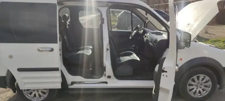 Продам ford коннект 2003г выпуска, машина после капремонта в хорошем состоянии, объем двигателя1,8 турбо дизель!!!новая зимняя резина, сидения заднии снимаются за 1 минуту, грузить в него можно 1 тонну в сзади рессоры, по кузову все отлично гнили нет совсем!!!0машина живая!!!обращаться по номеру тел:+79493938390!!!если заинтересовало звоните более подробно расскажу по
📞 Звоните: +7(949)3938390 - фотография - 1