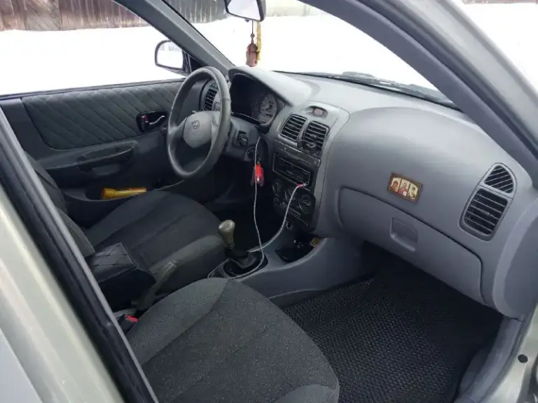 ❗️ Hyundai accent ❗️от собственника. 2008 г. В. Двс сухой, специально не мыл, работает ровно, не дымит, тянет отлично. Мкпп переключается как положено, мягко, без посторонних звуков.
❗️Комплектация мт 2 с кондиционером (работает)❗️…гидроусилитель руля,   корректор фар, обогрев заднего стекла.
Кузов без дыр, рыжиков и шпатлёвки. Стекла родные, кроме лобового (менялось из за термотрещины).
10 Тыс. Км назад было то. (замена ремня грм, ролики, помпа, в круг колодки, шаровые опоры, сделан сход-развал)
Салон не прокурен и не протёрт. Печка греет отлично.
Резина зима (шипы). Установлена сигнализация.
Стоит хорошая музыка, провода под сабвуфер. Поёт достойно.
Цена 350 тыс. Руб. Торг присутствует.
Тел. : +79498457847
📞 Звоните: +7(949)8457847 - фотография - 3