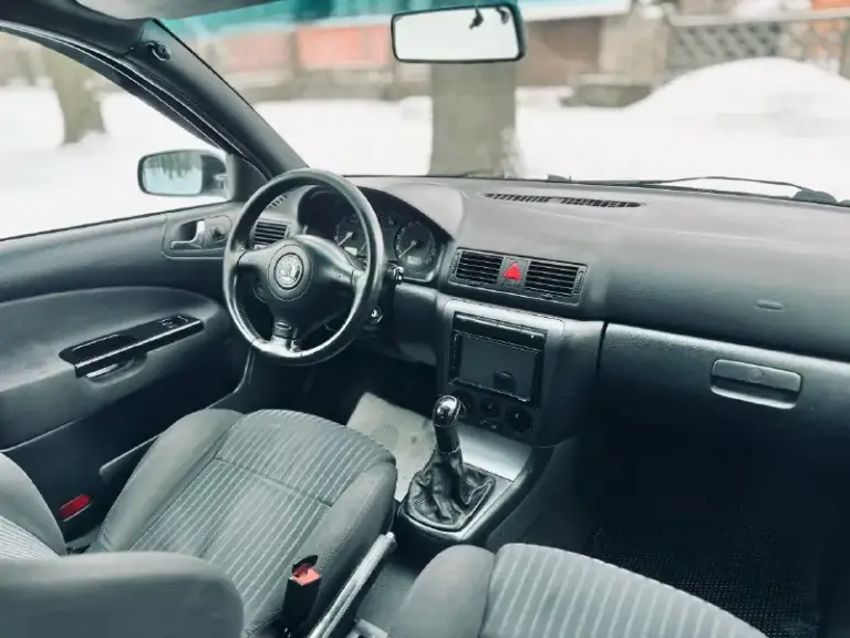 Продам skoda octavia tour 2007 1.6
Автомобиль в отличном состоянии без дефектов (гнили, коррозии, ржавчин. )
Двигатель работает отлично не дымит не троит
Коробка без нареканий
Ходовая часть вся перебрана без вложений
Днище пороги абсолютно целое без дыр и тд.
По электрике работает все.
Без дтп.
Комплектация:кондиционер, усилитель руля (гур), центральный замок, остекление все родные,
Птс оригинал, электрорегулируемые зеркала, обогрев зеркал, передние электростеклоподъёмники, подогрев сидений,
Регулировка рулевой колонки, регулировка сидений по высоте, андроид магнитола хорошая акустика aux bluetooth, очень вместительный багажник, подушка безопасности airbag, зимняя резина в комплекте, сервисные книги, остальные вопросы по телефону, возможно продажа в кредит.
Переоформление по дкп или в мрэо.
Цена:585.000
+79494401992
+79494501154
.
📞 Звоните: +7(949)4401992 - фотография - 5
