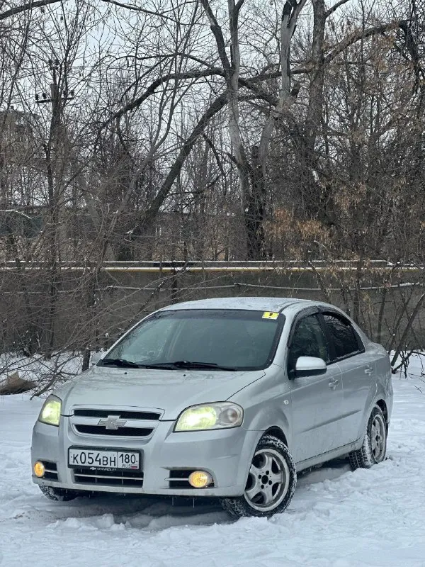 Chevrolet aveo lt 2008 г. В. В надежном состоянии!

Главные преимущества:

✅ История: всего 2 владельца по птс, я — крайний. Личный автомобиль, куплен для семьи. Оригинальный пробег — 243 000 км.

✅ Выгода на заправке: установлено зарегистрированное гбо (все отметки в птс/стс есть). Двигатель 1.6 литра (16 клапанов) работает ровно и стабильно, отлично "дружит" с газом.

✅ Готов к любой погоде: полный комплект для комфорта: кондиционер (недавно заправлен, холодит отлично), подогрев зеркал, гур. И главное — два полных комплекта колес: зимняя резина на 15" дисках и летняя на 14".

✅ Безопасность и связь: установлена сигнализация sheriff и магнитола на android с навигацией и мультимедиа.

---

Комплектация и состояние:

· Комфорт: передние электростеклоподъемники, центральный замок.
· Салон: чистый и опрятный.
· Эксплуатация: автомобиль не новый, есть косяки и следы эксплуатации.

Цена и контакт: +79495340045

Цена: 530 000 рублей. - фотография - 1