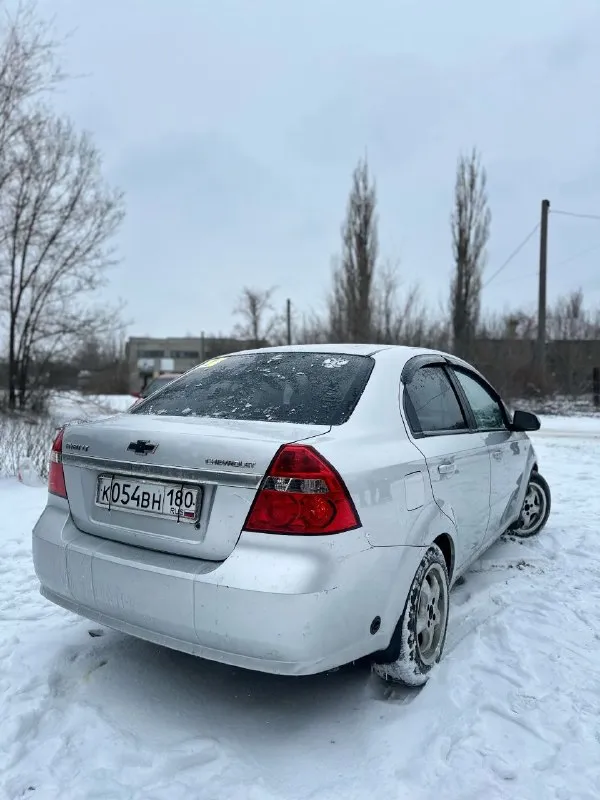 Chevrolet aveo lt 2008 г. В. В надежном состоянии!

Главные преимущества:

✅ История: всего 2 владельца по птс, я — крайний. Личный автомобиль, куплен для семьи. Оригинальный пробег — 243 000 км.

✅ Выгода на заправке: установлено зарегистрированное гбо (все отметки в птс/стс есть). Двигатель 1.6 литра (16 клапанов) работает ровно и стабильно, отлично "дружит" с газом.

✅ Готов к любой погоде: полный комплект для комфорта: кондиционер (недавно заправлен, холодит отлично), подогрев зеркал, гур. И главное — два полных комплекта колес: зимняя резина на 15" дисках и летняя на 14".

✅ Безопасность и связь: установлена сигнализация sheriff и магнитола на android с навигацией и мультимедиа.

---

Комплектация и состояние:

· Комфорт: передние электростеклоподъемники, центральный замок.
· Салон: чистый и опрятный.
· Эксплуатация: автомобиль не новый, есть косяки и следы эксплуатации.

Цена и контакт: +79495340045

Цена: 530 000 рублей. - фотография - 6