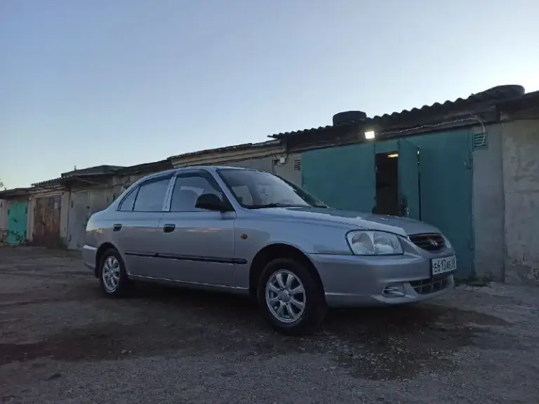 Продаётся hyundai accent 2006 года выпуска.
Автомобиль в хорошем техническом состоянии, обслуживался регулярно.
Год выпуска: 2006
Пробег: 269 000 км
Двигатель обслужен, масло ест ~1 литр от замены до замены
Техническое состояние и обслуживание:
Вся ходовая часть заменена (kayaba)
Новая помпа
Новый антифриз
Новый ремень грм
Новые гидрокомпенсаторы
Новая клапанная крышка
Новая цепь и успокоитель цепи
Новые свечи и бронепровода
Тормоза по кругу новые
Цилиндры новые
Один суппорт новый, второй полностью перебран
Все жидкости заменены.
Новый насос гур
Все 4 подушки двигателя — новые
Комплектация:
Гур
Кондиционер
Электростеклоподъёмники (все)
Электрорегулировка зеркал с подогревом
Магнитола sony (usb / aux / bluetooth)
4 Колонки
Возможна передача сигнализации с автозапуском 
Резина:
2 Комплекта резины
Один комплект — новый
Кузов:
Задние арки — под сварку
Кобылки порогов — под ремонт
Автомобиль на ходу, вложений по технике не требует
📲 Tg: @wariokl
📞 Звоните: +7(949)3173970 - фотография - 2