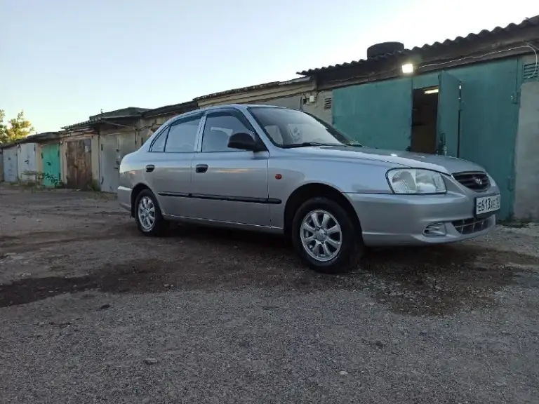 Продаётся hyundai accent 2006 года выпуска.
Автомобиль в хорошем техническом состоянии, обслуживался регулярно.
Год выпуска: 2006
Пробег: 269 000 км
Двигатель обслужен, масло ест ~1 литр от замены до замены
Техническое состояние и обслуживание:
Вся ходовая часть заменена (kayaba)
Новая помпа
Новый антифриз
Новый ремень грм
Новые гидрокомпенсаторы
Новая клапанная крышка
Новая цепь и успокоитель цепи
Новые свечи и бронепровода
Тормоза по кругу новые
Цилиндры новые
Один суппорт новый, второй полностью перебран
Все жидкости заменены.
Новый насос гур
Все 4 подушки двигателя — новые
Комплектация:
Гур
Кондиционер
Электростеклоподъёмники (все)
Электрорегулировка зеркал с подогревом
Магнитола sony (usb / aux / bluetooth)
4 Колонки
Возможна передача сигнализации с автозапуском 
Резина:
2 Комплекта резины
Один комплект — новый
Кузов:
Задние арки — под сварку
Кобылки порогов — под ремонт
Автомобиль на ходу, вложений по технике не требует
📲 Tg: @wariokl
📞 Звоните: +7(949)3173970 - фотография - 4