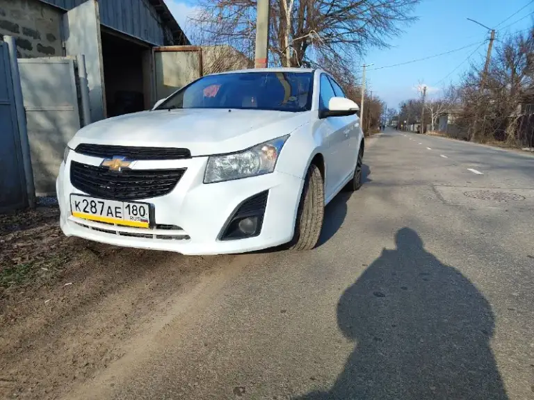 Здравствуйте. Продам шевроле круз 2015 г. В. Мотор 1.6, коробка автомат. Состояние хорошее, вложений не требует!! Три года в семье! Продаёт хозяйка! Находится в иловайске. Цена 750 т. Р. Торг. Тел+79493495399 - фотография - 1