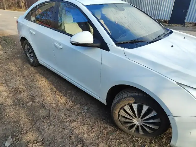 Здравствуйте. Продам шевроле круз 2015 г. В. Мотор 1.6, коробка автомат. Состояние хорошее, вложений не требует!! Три года в семье! Продаёт хозяйка! Находится в иловайске. Цена 750 т. Р. Торг. Тел+79493495399 - фотография - 3
