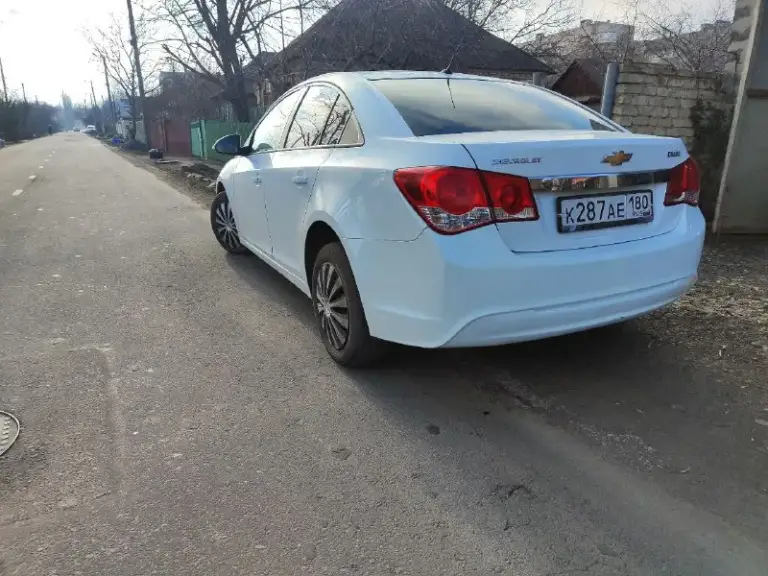 Здравствуйте. Продам шевроле круз 2015 г. В. Мотор 1.6, коробка автомат. Состояние хорошее, вложений не требует!! Три года в семье! Продаёт хозяйка! Находится в иловайске. Цена 750 т. Р. Торг. Тел+79493495399 - фотография - 5