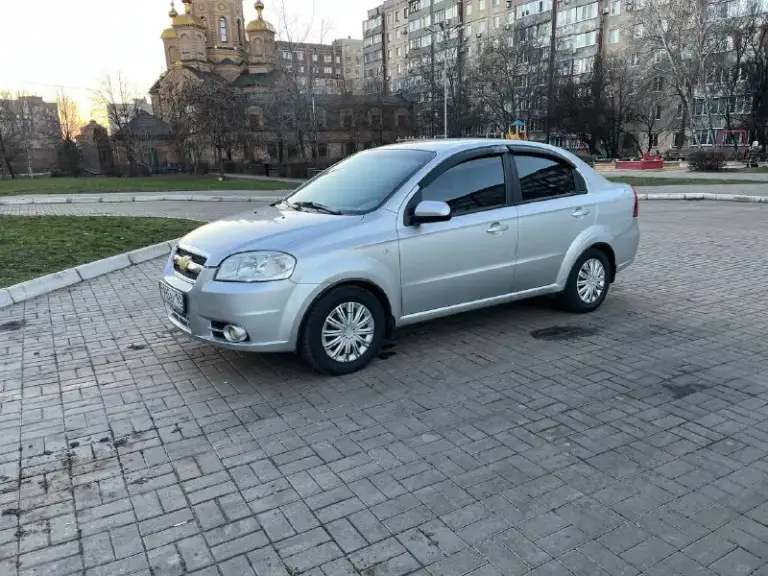 Цена - 600 000, торг.
Телефон +7 (949) 456-49-91
Продам chevrolet aveo ( chevrolet авео), 1.6 л. В хорошем состоянии.
Машина 2008 года выпуска, куплена новой в 2009 году в салоне. Родной пробег 113 тыс. Км. Один хозяин! В одной семье, все время хранится в гараже, обслужена (подходит замена сцепления), летом перебиралась подвеска (с этого времени проехала 5 тыс. Км. ), замена масла каждые 7-8 тыс. Км. (пробег за год), масло от замены до замены не ест.
Без обременений, залогов и прочего, ездили аккуратно.
В машине есть кондиционер, гидроусилитель руля, подушки безопасности, abs (работает отлично), передние электростеклоподъемники, магнитола, запаска.
Установлен газ (на месте запаски), вписан в стс, на машине покрышки зимние triangle snow lion (185/65/14).
Комплект летней резины kumho ecowing
Ржавчины ноль, эксплуатировалась аккуратно. Состояние салона практически как у новой, можно сделать химчистку дверных карт (никто не курил), сидения в идеале (постоянно под чехлами). До
📞 Звоните: +7(949)4564991 - фотография - 2
