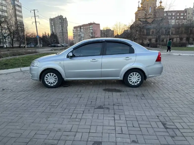 Цена - 600 000, торг.
Телефон +7 (949) 456-49-91
Продам chevrolet aveo ( chevrolet авео), 1.6 л. В хорошем состоянии.
Машина 2008 года выпуска, куплена новой в 2009 году в салоне. Родной пробег 113 тыс. Км. Один хозяин! В одной семье, все время хранится в гараже, обслужена (подходит замена сцепления), летом перебиралась подвеска (с этого времени проехала 5 тыс. Км. ), замена масла каждые 7-8 тыс. Км. (пробег за год), масло от замены до замены не ест.
Без обременений, залогов и прочего, ездили аккуратно.
В машине есть кондиционер, гидроусилитель руля, подушки безопасности, abs (работает отлично), передние электростеклоподъемники, магнитола, запаска.
Установлен газ (на месте запаски), вписан в стс, на машине покрышки зимние triangle snow lion (185/65/14).
Комплект летней резины kumho ecowing
Ржавчины ноль, эксплуатировалась аккуратно. Состояние салона практически как у новой, можно сделать химчистку дверных карт (никто не курил), сидения в идеале (постоянно под чехлами). До
📞 Звоните: +7(949)4564991 - фотография - 3