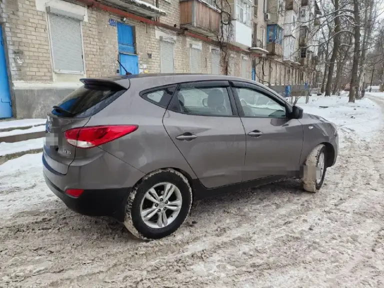 Хюндай ix-35 год 2012 автомат мотор 2 литра работает очень тихо подогрев сидений, кондиционер, машина вся обслужена доет хоть до луны цена 980₽ тел:+79493702945 - фотография - 3