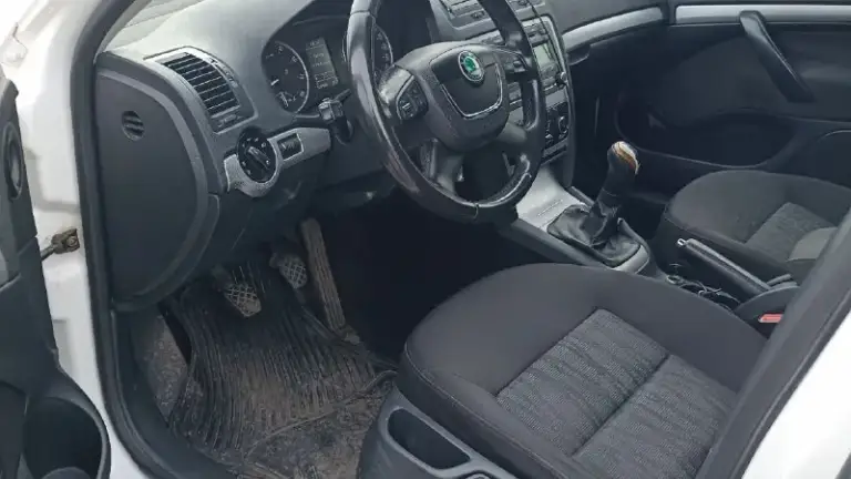 Skoda октавия а5 рестайлинг. 2012г. Мех.1.6. Пробег 223т. Км. Хорошее состояние. Кап. Ремонт двигателя. Замена всех расходников. Климат, мульти руль и прочее. Вложений не требует. Всё работает. Два комплекта резины на дисках.
Цена 700 т. Р. Донецк.
Т. +79494140092
📞 Звоните: +7(949)4140092 - фотография - 7