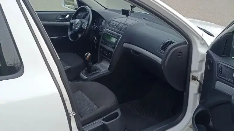Skoda октавия а5 рестайлинг. 2012г. Мех.1.6. Пробег 223т. Км. Хорошее состояние. Кап. Ремонт двигателя. Замена всех расходников. Климат, мульти руль и прочее. Вложений не требует. Всё работает. Два комплекта резины на дисках.
Цена 700 т. Р. Донецк.
Т. +79494140092
📞 Звоните: +7(949)4140092 - фотография - 8
