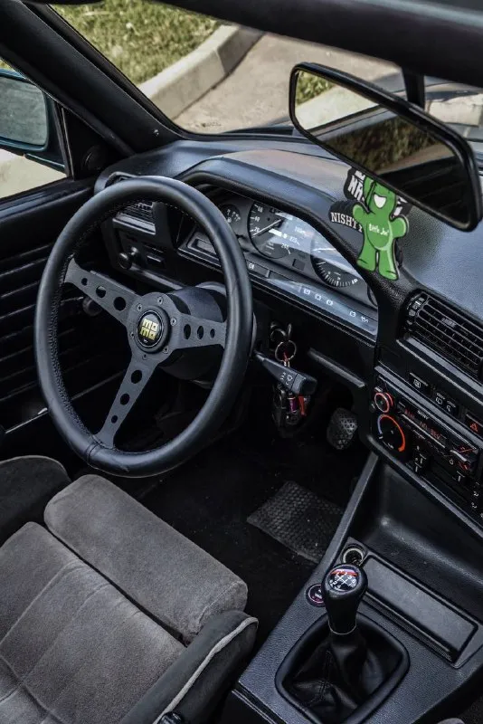 Продаю очень редкую bmw е30 универсал
1992 Года.
Двигатель м50б20 коробка механика
Двигатель обслужен.
Установлен радиатор ajs. С охлаждением проблем нет.
Механический люк и стеклоподъемники
В отличном состоянии, вложений по технике не требует. Есть нюансы по задней арке.
Установлена хорошая музыка с сабвуфером
Связь с хозяином есть. Все документы для переоформления на руках. Без штрафов и запретов. Автомобиль на учете.
Цена 450 000₽, торг у капота
Донецк
+79493943420
📞 Звоните: +7(949)3943420 - фотография - 2