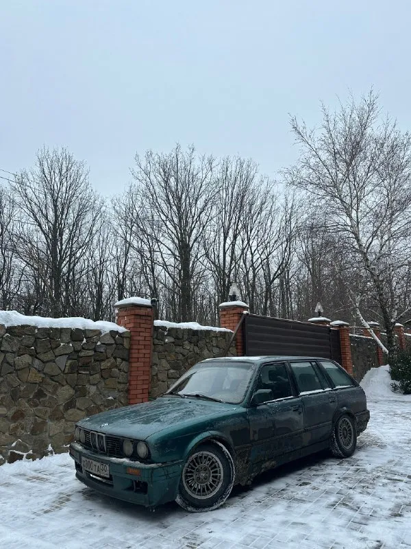 Продаю очень редкую bmw е30 универсал
1992 Года.
Двигатель м50б20 коробка механика
Двигатель обслужен.
Установлен радиатор ajs. С охлаждением проблем нет.
Механический люк и стеклоподъемники
В отличном состоянии, вложений по технике не требует. Есть нюансы по задней арке.
Установлена хорошая музыка с сабвуфером
Связь с хозяином есть. Все документы для переоформления на руках. Без штрафов и запретов. Автомобиль на учете.
Цена 450 000₽, торг у капота
Донецк
+79493943420
📞 Звоните: +7(949)3943420 - фотография - 4