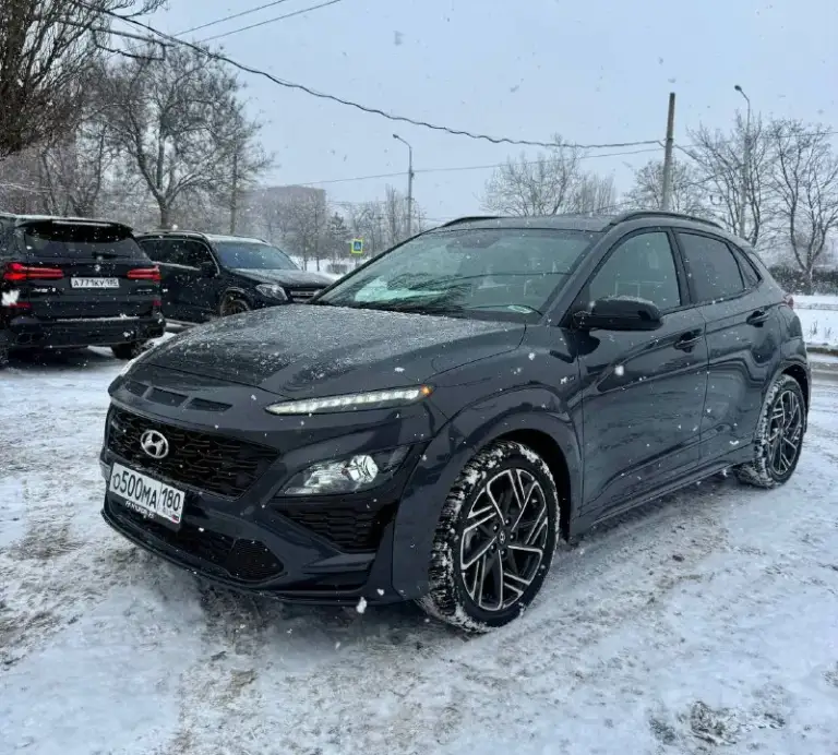 Hyundai kona n line
Год : 2022 месяц 11
Двигатель : 1.6 турбо бензин⛽️
Лошадиных сил: 195 🚀
Привод : передний
Пробег : 62 тысячи километров
Коробка : автомат 🔥
Диски : r 18
Резина : два комплекта
Цвет : нардогрей
Комплектация:
Люк, подогревы сидений
Датчики слепых зон, без ключевой доступ, датчик давления в шинах, датчик дождя, датчик света, помощь при спускание с горы, жидкокристаллическая приборная понель, большая мульт медиа, штатная навигация 🗺️,
Климат контроль, круиз контроль,
Заводится с кнопки и пульта,
Различные режимы езды для двигателя и коробки, мульти руль, помощь в подруливание, система старт / стоп, электро регулировка сидений, линзовая оптика
Так как ( n line )это доп обвес
Черный потолок, черный пластик
Красная строчка по солону,
Другой руль и рукоятка кпп
Передний и задний бампер
Накладки на пороги и двери,
Диски в стиле - n line
Цена : 2.350 🍋
Донецк
+7 (949) 392-66-27 - фотография - 1