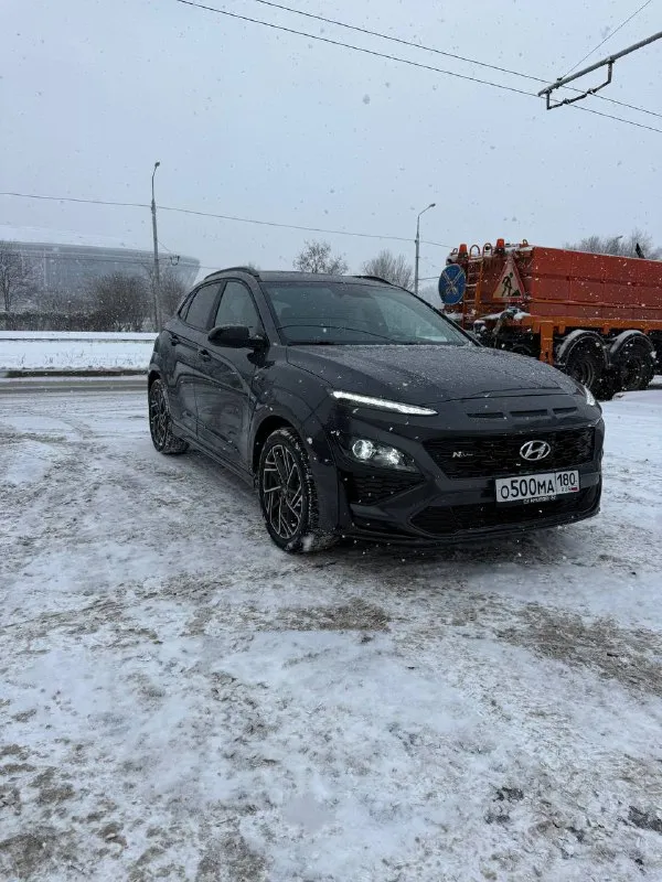 Hyundai kona n line
Год : 2022 месяц 11
Двигатель : 1.6 турбо бензин⛽️
Лошадиных сил: 195 🚀
Привод : передний
Пробег : 62 тысячи километров
Коробка : автомат 🔥
Диски : r 18
Резина : два комплекта
Цвет : нардогрей
Комплектация:
Люк, подогревы сидений
Датчики слепых зон, без ключевой доступ, датчик давления в шинах, датчик дождя, датчик света, помощь при спускание с горы, жидкокристаллическая приборная понель, большая мульт медиа, штатная навигация 🗺️,
Климат контроль, круиз контроль,
Заводится с кнопки и пульта,
Различные режимы езды для двигателя и коробки, мульти руль, помощь в подруливание, система старт / стоп, электро регулировка сидений, линзовая оптика
Так как ( n line )это доп обвес
Черный потолок, черный пластик
Красная строчка по солону,
Другой руль и рукоятка кпп
Передний и задний бампер
Накладки на пороги и двери,
Диски в стиле - n line
Цена : 2.350 🍋
Донецк
+7 (949) 392-66-27 - фотография - 2