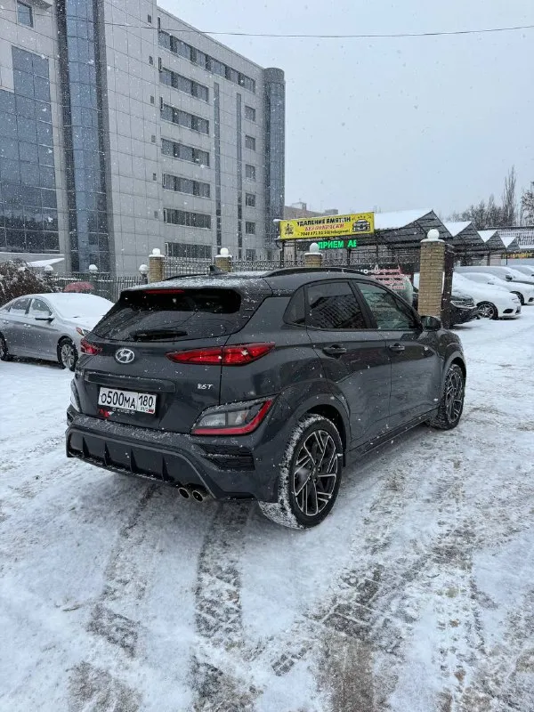 Hyundai kona n line
Год : 2022 месяц 11
Двигатель : 1.6 турбо бензин⛽️
Лошадиных сил: 195 🚀
Привод : передний
Пробег : 62 тысячи километров
Коробка : автомат 🔥
Диски : r 18
Резина : два комплекта
Цвет : нардогрей
Комплектация:
Люк, подогревы сидений
Датчики слепых зон, без ключевой доступ, датчик давления в шинах, датчик дождя, датчик света, помощь при спускание с горы, жидкокристаллическая приборная понель, большая мульт медиа, штатная навигация 🗺️,
Климат контроль, круиз контроль,
Заводится с кнопки и пульта,
Различные режимы езды для двигателя и коробки, мульти руль, помощь в подруливание, система старт / стоп, электро регулировка сидений, линзовая оптика
Так как ( n line )это доп обвес
Черный потолок, черный пластик
Красная строчка по солону,
Другой руль и рукоятка кпп
Передний и задний бампер
Накладки на пороги и двери,
Диски в стиле - n line
Цена : 2.350 🍋
Донецк
+7 (949) 392-66-27 - фотография - 3