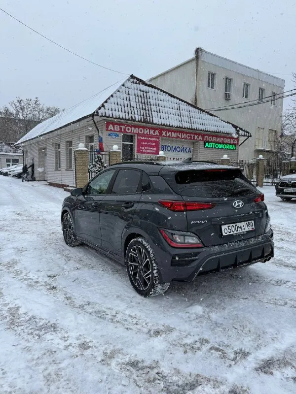 Hyundai kona n line
Год : 2022 месяц 11
Двигатель : 1.6 турбо бензин⛽️
Лошадиных сил: 195 🚀
Привод : передний
Пробег : 62 тысячи километров
Коробка : автомат 🔥
Диски : r 18
Резина : два комплекта
Цвет : нардогрей
Комплектация:
Люк, подогревы сидений
Датчики слепых зон, без ключевой доступ, датчик давления в шинах, датчик дождя, датчик света, помощь при спускание с горы, жидкокристаллическая приборная понель, большая мульт медиа, штатная навигация 🗺️,
Климат контроль, круиз контроль,
Заводится с кнопки и пульта,
Различные режимы езды для двигателя и коробки, мульти руль, помощь в подруливание, система старт / стоп, электро регулировка сидений, линзовая оптика
Так как ( n line )это доп обвес
Черный потолок, черный пластик
Красная строчка по солону,
Другой руль и рукоятка кпп
Передний и задний бампер
Накладки на пороги и двери,
Диски в стиле - n line
Цена : 2.350 🍋
Донецк
+7 (949) 392-66-27 - фотография - 4