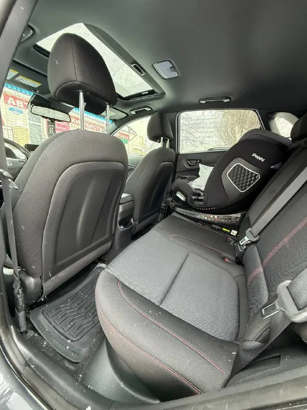 Hyundai kona n line
Год : 2022 месяц 11
Двигатель : 1.6 турбо бензин⛽️
Лошадиных сил: 195 🚀
Привод : передний
Пробег : 62 тысячи километров
Коробка : автомат 🔥
Диски : r 18
Резина : два комплекта
Цвет : нардогрей
Комплектация:
Люк, подогревы сидений
Датчики слепых зон, без ключевой доступ, датчик давления в шинах, датчик дождя, датчик света, помощь при спускание с горы, жидкокристаллическая приборная понель, большая мульт медиа, штатная навигация 🗺️,
Климат контроль, круиз контроль,
Заводится с кнопки и пульта,
Различные режимы езды для двигателя и коробки, мульти руль, помощь в подруливание, система старт / стоп, электро регулировка сидений, линзовая оптика
Так как ( n line )это доп обвес
Черный потолок, черный пластик
Красная строчка по солону,
Другой руль и рукоятка кпп
Передний и задний бампер
Накладки на пороги и двери,
Диски в стиле - n line
Цена : 2.350 🍋
Донецк
+7 (949) 392-66-27 - фотография - 5