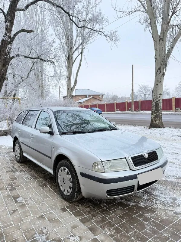 Продам skoda octavia tour
Двигатель: 1.6 mpi̇
Коробка: механика.
Цена: ❗️❗️❗️499.000❗️❗️❗️
Автомобиль в хорошем состоянии по кузову и по технической части.
Авто без дтп все стекла родные, лобовое менялось от сколов.
Днище и пороги абсолютно целые без дыр и тд. Ходовая часть без посторонних звуков и без вложений.
Двигатель бодрый, не дымит не троит ремонтировалась гбц 5 тыс назад, блок как новый. Масло не жрет не грамма, грм поменян 25 тыс назад. Коробка механика 5-ти ступка, втыкается четко, кулиса не разбита, ничего не вылетает. Сцепление менялось 20тыс. Км назад (luk). Стоит хорошая музыка, саб в багажнике, усилитель avatar, играет очень достойно. Мафон pioneer bluetooth, aux, usb.
Частично зашумлена. В близжайшее время вложений не потребует.
Хорошая комплектация:
Кондиционер (обслужен по весне) усилитель руля (гур)
По документам юридически чистая, на местном регионе. Переоформление обязательно!!!
Цена: 💵499.000 💵 торг минимальный хорошим людям возле машины.
Ос
📞 Звоните: +7(949)0943554 - фотография - 2