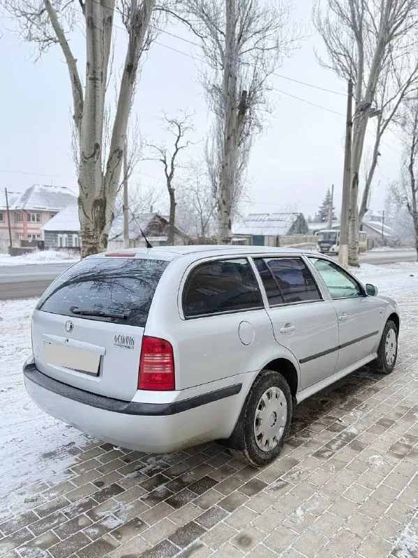 Продам skoda octavia tour
Двигатель: 1.6 mpi̇
Коробка: механика.
Цена: ❗️❗️❗️499.000❗️❗️❗️
Автомобиль в хорошем состоянии по кузову и по технической части.
Авто без дтп все стекла родные, лобовое менялось от сколов.
Днище и пороги абсолютно целые без дыр и тд. Ходовая часть без посторонних звуков и без вложений.
Двигатель бодрый, не дымит не троит ремонтировалась гбц 5 тыс назад, блок как новый. Масло не жрет не грамма, грм поменян 25 тыс назад. Коробка механика 5-ти ступка, втыкается четко, кулиса не разбита, ничего не вылетает. Сцепление менялось 20тыс. Км назад (luk). Стоит хорошая музыка, саб в багажнике, усилитель avatar, играет очень достойно. Мафон pioneer bluetooth, aux, usb.
Частично зашумлена. В близжайшее время вложений не потребует.
Хорошая комплектация:
Кондиционер (обслужен по весне) усилитель руля (гур)
По документам юридически чистая, на местном регионе. Переоформление обязательно!!!
Цена: 💵499.000 💵 торг минимальный хорошим людям возле машины.
Ос
📞 Звоните: +7(949)0943554 - фотография - 3