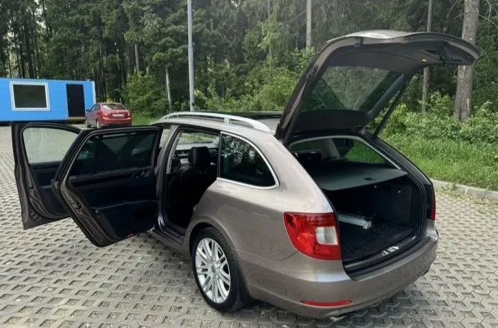 Skoda superb 2012
Комплектация laurin&klement
Универсал
Двигатель 2.0 tfsi (200л. С)
Коробка dq 250 мокрая (самая надежная) 6ступ акпп
Привод передний
Пробег 245к
Комплектация:
4 Эл. Стеклоподъемника
Парктроники передние задние
Камера заднего вида
Круизконтроль
Климат контроль
Датчик дождя
Датчик света
Электропакет сидений с поддержками (три режима памяти сидений)
Обдув/подогрев сидений
Панорама/люк
Зонтики в задних картах
Экран мультимедиа навигация
Очень хорошая музыка
Резина зима новая
Резина лето
Диски 18-й оригинальные не битые и ни катанные
По машине было сделано очень много, а именно:
Поменяна цепь в сборе(питсбург)
Новый квкг
Турбина новая
Масло помойка новая
Насос тнвд новый
Теплообменник новый
Форсунки новые (питсбург)
Масло в коробке новое
Машина полностью обслужена
Цена: 1.360.000 руб. Торг.
Осмотр в городе алчевск
+7(959) 502-25-40 Марк
📞 Звоните: +7(959)5022540 - фотография - 7