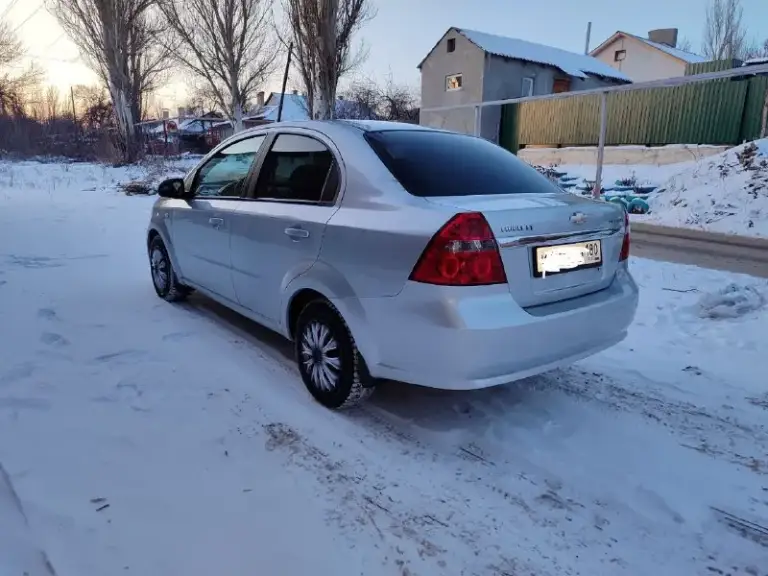 Продам chevrolet aveo 2009 года в идеальном состоянии. Пробегом 174.тысячи. Родного мотор 1.6.не сравнивать 1.2 или 1.4.мотор работает как часики. Автомобиль не имеет ни рыжиков ни коррозии автомобиль весь в заводском металле, без единого дтп весь в родном герметике все родные стёкла включая лобового, автомобиль весь обработанный автомобиль местный не пригон. Автомобиль весь обслуженный была недавно заменена ремень ролики масла фильтра все новые жидкости автомобиль вся обслужено от а до я. Едет как новый автомобиль хороший максимальной комплектации с кондиционером стеклоподъёмники гидроусилитель руля регулировка зеркал, abs сигнализация два ключа сервисные книги центральный замок стоит новая зимняя резина ещё летний комплект практически новый в общем два комплекта резины на дисках. По документам полный порядок я собственник оформление через мрэо цена автомобиля 575.000 тысяч российских рублей. Осмотр город донецк звоните 79494491380 79494779131 - фотография - 5