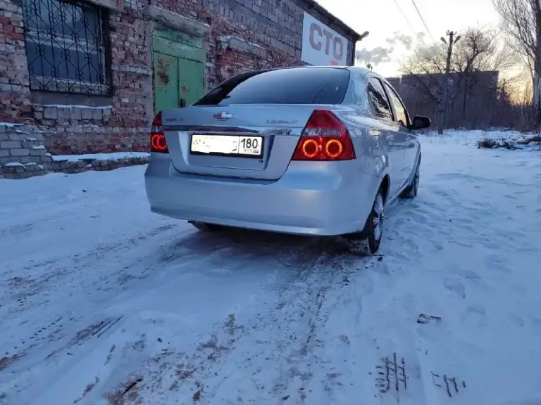 Продам chevrolet aveo 2009 года в идеальном состоянии. Пробегом 174.тысячи. Родного мотор 1.6.не сравнивать 1.2 или 1.4.мотор работает как часики. Автомобиль не имеет ни рыжиков ни коррозии автомобиль весь в заводском металле, без единого дтп весь в родном герметике все родные стёкла включая лобового, автомобиль весь обработанный автомобиль местный не пригон. Автомобиль весь обслуженный была недавно заменена ремень ролики масла фильтра все новые жидкости автомобиль вся обслужено от а до я. Едет как новый автомобиль хороший максимальной комплектации с кондиционером стеклоподъёмники гидроусилитель руля регулировка зеркал, abs сигнализация два ключа сервисные книги центральный замок стоит новая зимняя резина ещё летний комплект практически новый в общем два комплекта резины на дисках. По документам полный порядок я собственник оформление через мрэо цена автомобиля 575.000 тысяч российских рублей. Осмотр город донецк звоните 79494491380 79494779131 - фотография - 6