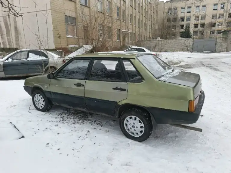 Продам ваз 21099. 1999г. Карбюратор. 1.5. Двигатель бодрый, не дымит, не троит. Коробка 5ст. Ходовка перебрана: новые привода полностью, стойки в круг, ромашки, шаровые. По кузову варили пару лет назад: пороги, дно, крепление под балку, телевизор. Внешка на фото, на езду не влияет. Салон чистый и опрятный. На сиденьях велюровые чехлы. Передние электростеклоподъемники, еврокарты с ваз 2115.багажник с кнопки открывается. По электрике все работает: печка отлично геет, ближний- дальний свет, повороты, дворники. Все моргает - светится. Стоит хорошая резина белка. Авто местное не пригон. Стс, птс, дкп на руках. Цена 105000р. Торг только на бензин. Осмотр горловка. +79493236024 тг +79490483870 миранда
📞 Звоните: +7(949)3236024 - фотография - 1