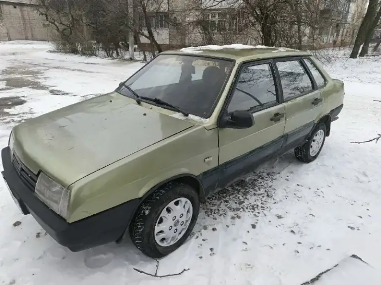Продам ваз 21099. 1999г. Карбюратор. 1.5. Двигатель бодрый, не дымит, не троит. Коробка 5ст. Ходовка перебрана: новые привода полностью, стойки в круг, ромашки, шаровые. По кузову варили пару лет назад: пороги, дно, крепление под балку, телевизор. Внешка на фото, на езду не влияет. Салон чистый и опрятный. На сиденьях велюровые чехлы. Передние электростеклоподъемники, еврокарты с ваз 2115.багажник с кнопки открывается. По электрике все работает: печка отлично геет, ближний- дальний свет, повороты, дворники. Все моргает - светится. Стоит хорошая резина белка. Авто местное не пригон. Стс, птс, дкп на руках. Цена 105000р. Торг только на бензин. Осмотр горловка. +79493236024 тг +79490483870 миранда
📞 Звоните: +7(949)3236024 - фотография - 2