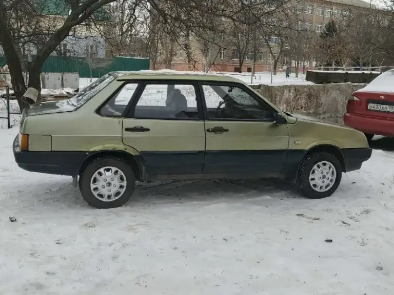 Продам ваз 21099. 1999г. Карбюратор. 1.5. Двигатель бодрый, не дымит, не троит. Коробка 5ст. Ходовка перебрана: новые привода полностью, стойки в круг, ромашки, шаровые. По кузову варили пару лет назад: пороги, дно, крепление под балку, телевизор. Внешка на фото, на езду не влияет. Салон чистый и опрятный. На сиденьях велюровые чехлы. Передние электростеклоподъемники, еврокарты с ваз 2115.багажник с кнопки открывается. По электрике все работает: печка отлично геет, ближний- дальний свет, повороты, дворники. Все моргает - светится. Стоит хорошая резина белка. Авто местное не пригон. Стс, птс, дкп на руках. Цена 105000р. Торг только на бензин. Осмотр горловка. +79493236024 тг +79490483870 миранда
📞 Звоните: +7(949)3236024 - фотография - 8