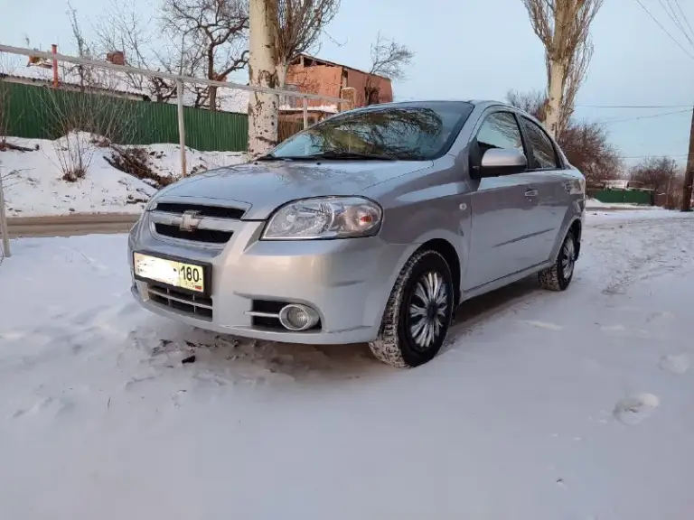 Продам chevrolet aveo 2009 года в идеальном состоянии. Пробегом 174.тысячи чисто корейской сборки мотор 1.6.не сравнивать 1.2 1.4.автомобиль не имеет ни рыжиков ни коррозии автомобиль весь в заводском металле, без единого дтп весь в родном герметике все родные стёкла включая лобового, автомобиль весь обработанный автомобиль местный не пригон. Автомобиль весь обслуженный была недавно заменена ремень ролики масла фильтра все новые жидкости автомобиль вся обслужено от а до я. Едет как новый автомобиль хороший максимальной комплектации с кондиционером стеклоподъёмники гидроусилитель руля регулировка зеркал, abs сигнализация два ключа сервисные книги центральный замок стоит новая зимняя резина ещё летний комплект практически новый в общем два комплекта резины на дисках. По документам полный порядок я собственник оформление через мрэо цена автомобиля 575.000 тысяч российских рублей осмотр город донецк звоните плюс 7 949 449-13-80.или 79494779131 - фотография - 1