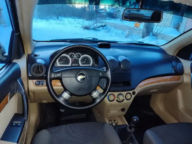 Продам chevrolet aveo 2009 года в идеальном состоянии. Пробегом 174.тысячи чисто корейской сборки мотор 1.6.не сравнивать 1.2 1.4.автомобиль не имеет ни рыжиков ни коррозии автомобиль весь в заводском металле, без единого дтп весь в родном герметике все родные стёкла включая лобового, автомобиль весь обработанный автомобиль местный не пригон. Автомобиль весь обслуженный была недавно заменена ремень ролики масла фильтра все новые жидкости автомобиль вся обслужено от а до я. Едет как новый автомобиль хороший максимальной комплектации с кондиционером стеклоподъёмники гидроусилитель руля регулировка зеркал, abs сигнализация два ключа сервисные книги центральный замок стоит новая зимняя резина ещё летний комплект практически новый в общем два комплекта резины на дисках. По документам полный порядок я собственник оформление через мрэо цена автомобиля 575.000 тысяч российских рублей осмотр город донецк звоните плюс 7 949 449-13-80.или 79494779131 - фотография - 10