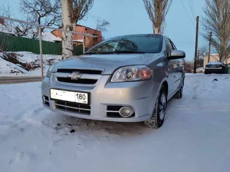 Продам chevrolet aveo 2009 года в идеальном состоянии. Пробегом 174.тысячи чисто корейской сборки мотор 1.6.не сравнивать 1.2 1.4.автомобиль не имеет ни рыжиков ни коррозии автомобиль весь в заводском металле, без единого дтп весь в родном герметике все родные стёкла включая лобового, автомобиль весь обработанный автомобиль местный не пригон. Автомобиль весь обслуженный была недавно заменена ремень ролики масла фильтра все новые жидкости автомобиль вся обслужено от а до я. Едет как новый автомобиль хороший максимальной комплектации с кондиционером стеклоподъёмники гидроусилитель руля регулировка зеркал, abs сигнализация два ключа сервисные книги центральный замок стоит новая зимняя резина ещё летний комплект практически новый в общем два комплекта резины на дисках. По документам полный порядок я собственник оформление через мрэо цена автомобиля 575.000 тысяч российских рублей осмотр город донецк звоните плюс 7 949 449-13-80.или 79494779131 - фотография - 2