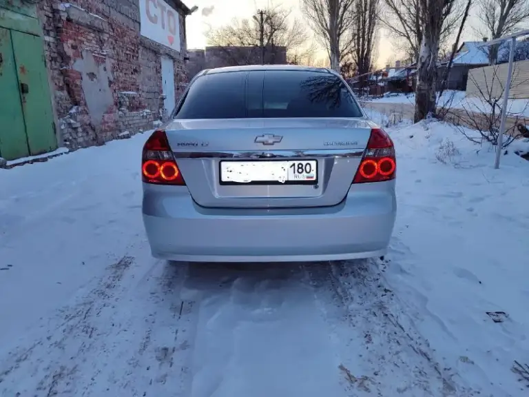 Продам chevrolet aveo 2009 года в идеальном состоянии. Пробегом 174.тысячи чисто корейской сборки мотор 1.6.не сравнивать 1.2 1.4.автомобиль не имеет ни рыжиков ни коррозии автомобиль весь в заводском металле, без единого дтп весь в родном герметике все родные стёкла включая лобового, автомобиль весь обработанный автомобиль местный не пригон. Автомобиль весь обслуженный была недавно заменена ремень ролики масла фильтра все новые жидкости автомобиль вся обслужено от а до я. Едет как новый автомобиль хороший максимальной комплектации с кондиционером стеклоподъёмники гидроусилитель руля регулировка зеркал, abs сигнализация два ключа сервисные книги центральный замок стоит новая зимняя резина ещё летний комплект практически новый в общем два комплекта резины на дисках. По документам полный порядок я собственник оформление через мрэо цена автомобиля 575.000 тысяч российских рублей осмотр город донецк звоните плюс 7 949 449-13-80.или 79494779131 - фотография - 5