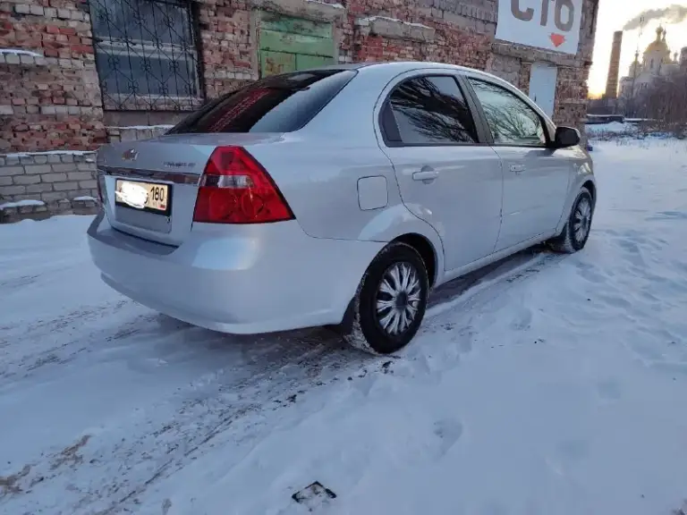 Продам chevrolet aveo 2009 года в идеальном состоянии. Пробегом 174.тысячи чисто корейской сборки мотор 1.6.не сравнивать 1.2 1.4.автомобиль не имеет ни рыжиков ни коррозии автомобиль весь в заводском металле, без единого дтп весь в родном герметике все родные стёкла включая лобового, автомобиль весь обработанный автомобиль местный не пригон. Автомобиль весь обслуженный была недавно заменена ремень ролики масла фильтра все новые жидкости автомобиль вся обслужено от а до я. Едет как новый автомобиль хороший максимальной комплектации с кондиционером стеклоподъёмники гидроусилитель руля регулировка зеркал, abs сигнализация два ключа сервисные книги центральный замок стоит новая зимняя резина ещё летний комплект практически новый в общем два комплекта резины на дисках. По документам полный порядок я собственник оформление через мрэо цена автомобиля 575.000 тысяч российских рублей осмотр город донецк звоните плюс 7 949 449-13-80.или 79494779131 - фотография - 7