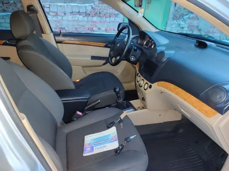 Продам chevrolet aveo 2009 года в идеальном состоянии. Пробегом 174.тысячи чисто корейской сборки мотор 1.6.не сравнивать 1.2 1.4.автомобиль не имеет ни рыжиков ни коррозии автомобиль весь в заводском металле, без единого дтп весь в родном герметике все родные стёкла включая лобового, автомобиль весь обработанный автомобиль местный не пригон. Автомобиль весь обслуженный была недавно заменена ремень ролики масла фильтра все новые жидкости автомобиль вся обслужено от а до я. Едет как новый автомобиль хороший максимальной комплектации с кондиционером стеклоподъёмники гидроусилитель руля регулировка зеркал, abs сигнализация два ключа сервисные книги центральный замок стоит новая зимняя резина ещё летний комплект практически новый в общем два комплекта резины на дисках. По документам полный порядок я собственник оформление через мрэо цена автомобиля 575.000 тысяч российских рублей осмотр город донецк звоните плюс 7 949 449-13-80.или 79494779131 - фотография - 8
