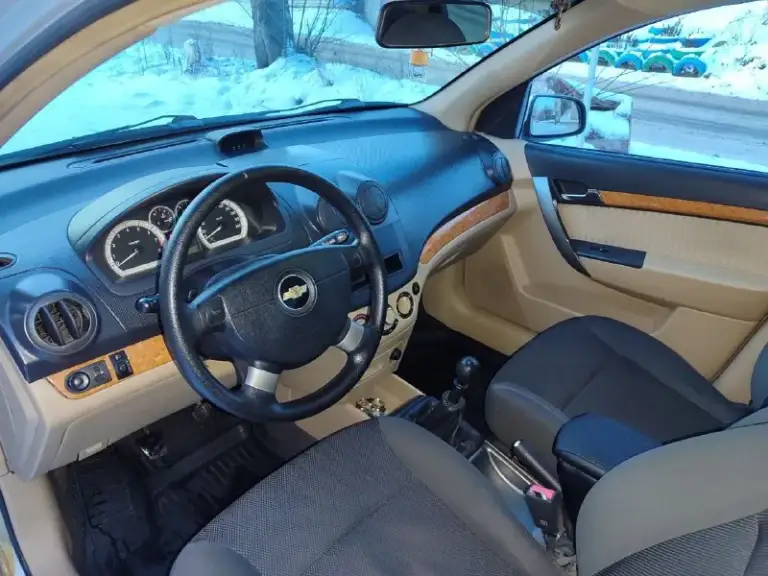 Продам chevrolet aveo 2009 года в идеальном состоянии. Пробегом 174.тысячи чисто корейской сборки мотор 1.6.не сравнивать 1.2 1.4.автомобиль не имеет ни рыжиков ни коррозии автомобиль весь в заводском металле, без единого дтп весь в родном герметике все родные стёкла включая лобового, автомобиль весь обработанный автомобиль местный не пригон. Автомобиль весь обслуженный была недавно заменена ремень ролики масла фильтра все новые жидкости автомобиль вся обслужено от а до я. Едет как новый автомобиль хороший максимальной комплектации с кондиционером стеклоподъёмники гидроусилитель руля регулировка зеркал, abs сигнализация два ключа сервисные книги центральный замок стоит новая зимняя резина ещё летний комплект практически новый в общем два комплекта резины на дисках. По документам полный порядок я собственник оформление через мрэо цена автомобиля 575.000 тысяч российских рублей осмотр город донецк звоните плюс 7 949 449-13-80.или 79494779131 - фотография - 9