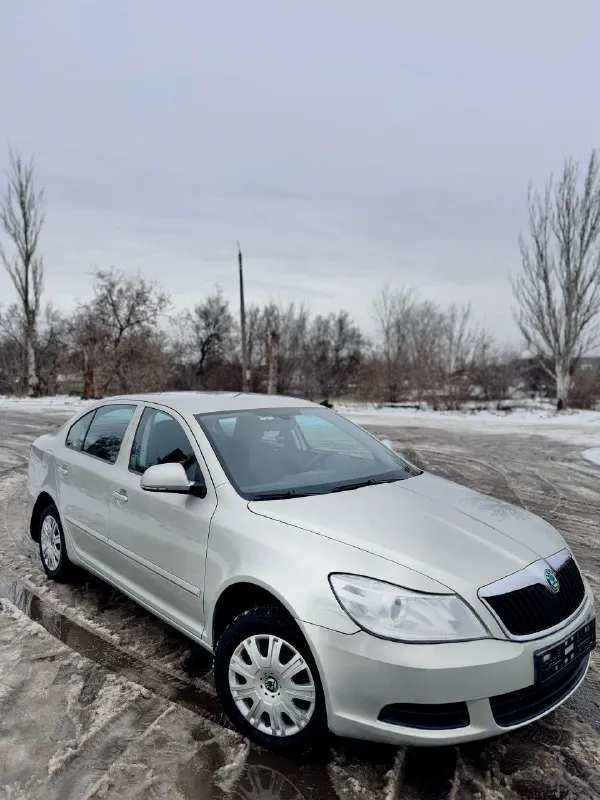 💎 Skoda octavia 2012 — 1.6 at, идеальное состояние
🔹 Двигатель и трансмиссия
• Надёжный бензиновый двигатель 1.6
• Настоящий автомат, работает мягко
• Регулярное обслуживание
🔹 Состояние
Автомобиль в безупречном состоянии — технически и внешне.
Без дтп, салон ухоженный.
Без вложений, сел и поехал.
🔹 История
• Всё время в одной семье
• Кристально чистая история
• Не использовался в такси и коммерции
• Хозяйский автомобиль
🔹 Обслуживание
• Обслуживание у официального дилера
• Подтверждённая сервисная история
• Сервисная книжка в наличии
🔹 Комплектация и опции
• Кондиционер
• Дорогая охранная система
• Автозапуск
• Качественная камера заднего вида
• Хорошая аудиосистема
•И много другово
• Всё работает
• 3 Оригинальных ключа
🔹 Дополнительно
• Новая зимняя резина
📄 Документы
• Полный порядок, без ограничений
🎁 Цена: 945 000 руб. 💰
📞 +79495639877
📞 +79494495951 - фотография - 1